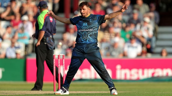 Leus du Plooy steers Derbyshire chase after Zaman Khan three-for